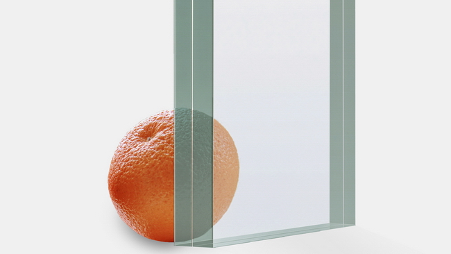 Многослойное стекло на фоне мандарина
